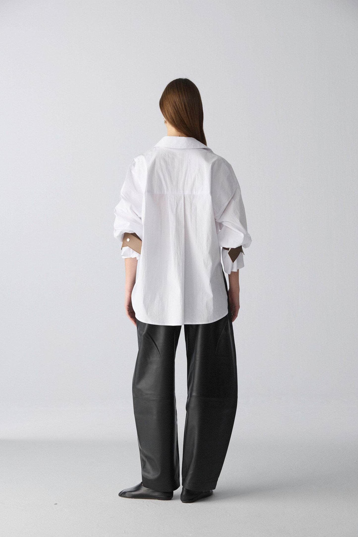 Camisa oversize de algodón blanco con puños de cuero Shirts & Tops Miguel Marinero 