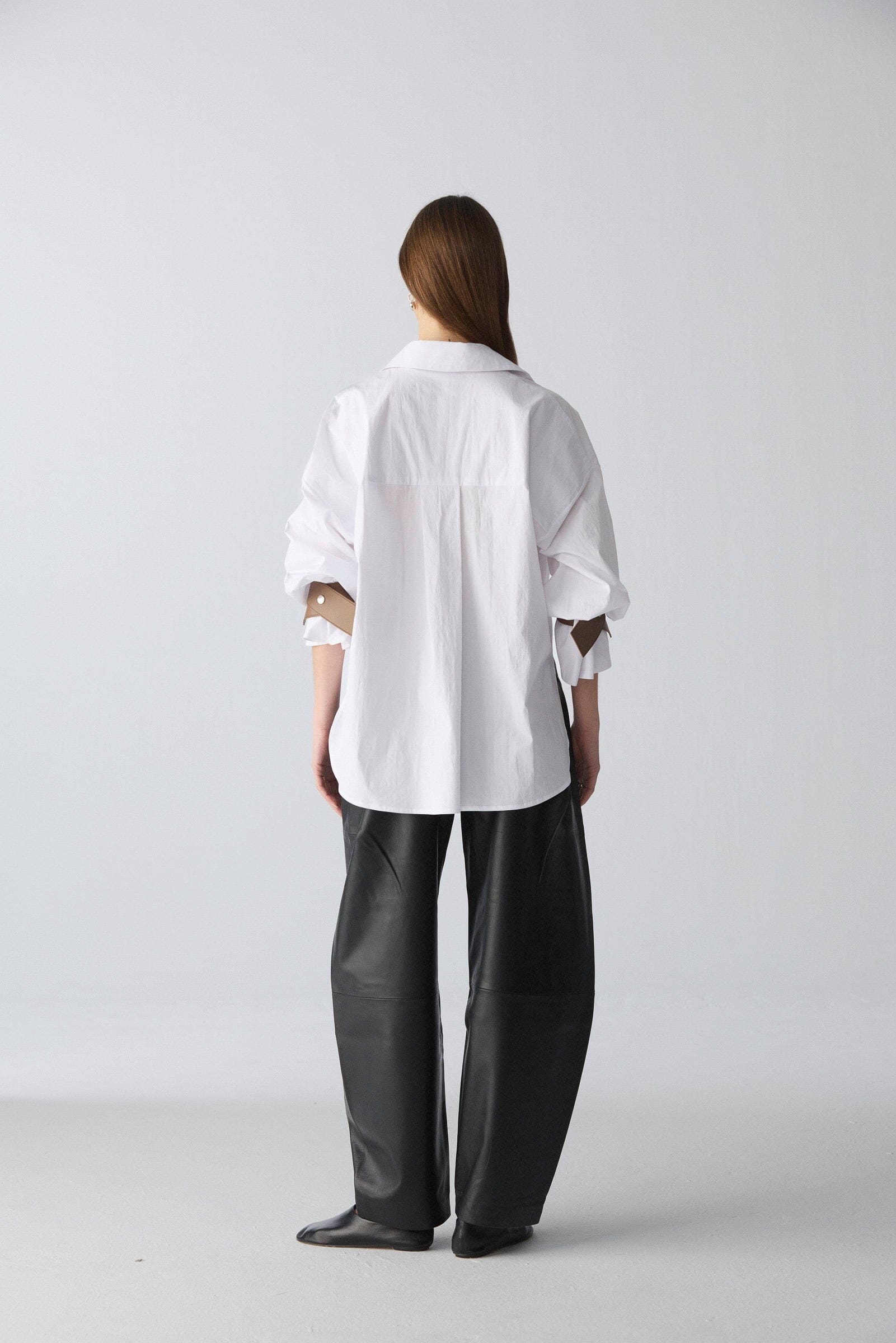 Camisa oversize de algodón blanco con puños de cuero Shirts & Tops Miguel Marinero 