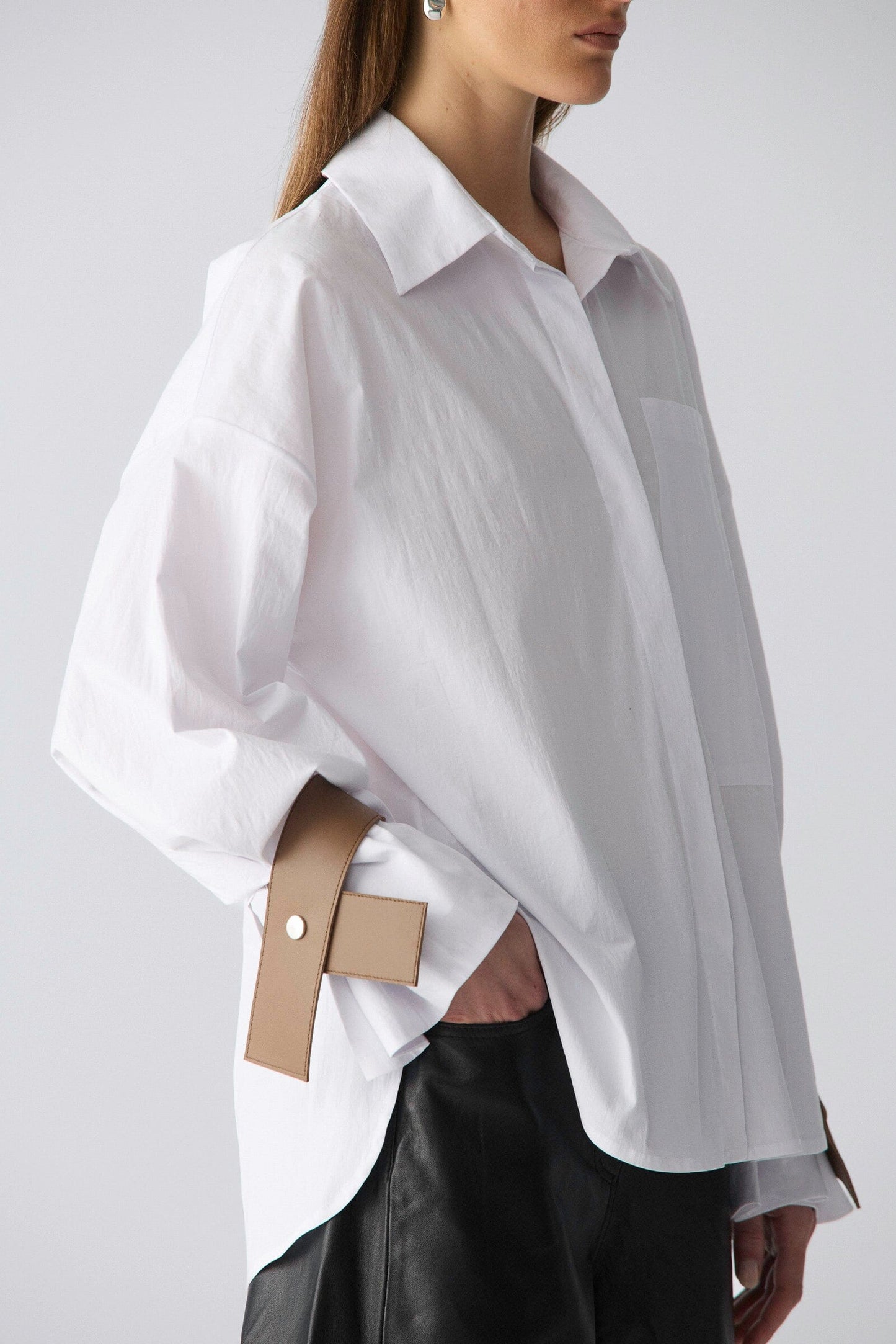 Camisa oversize de algodón blanco con puños de cuero Shirts & Tops Miguel Marinero 