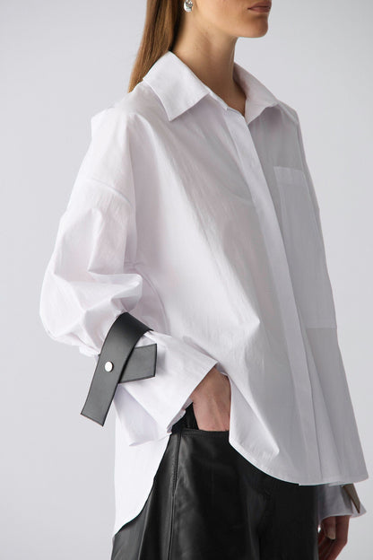 Camisa oversize de algodón blanco con puños de cuero Shirts & Tops Miguel Marinero 