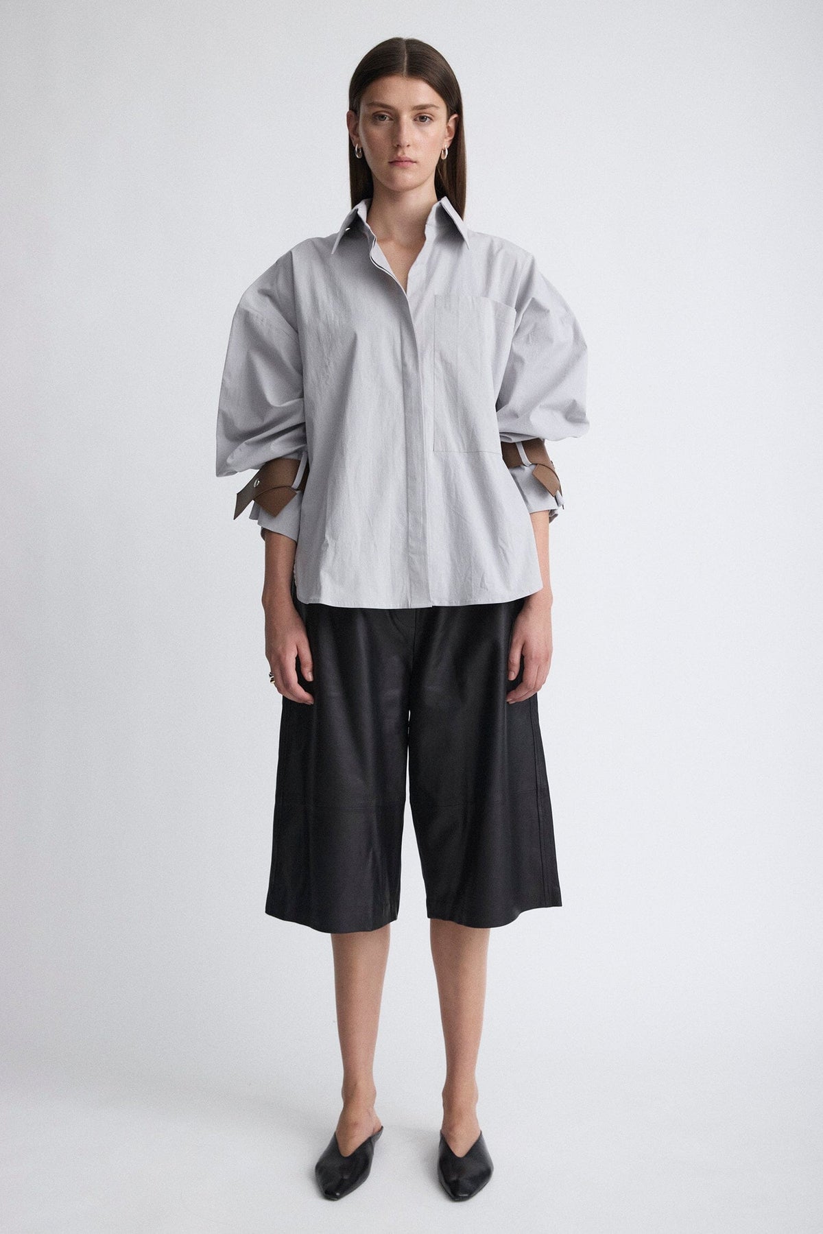 Camisa oversize de algodón gris con puños de cuero Shirts & blouses Miguel Marinero 
