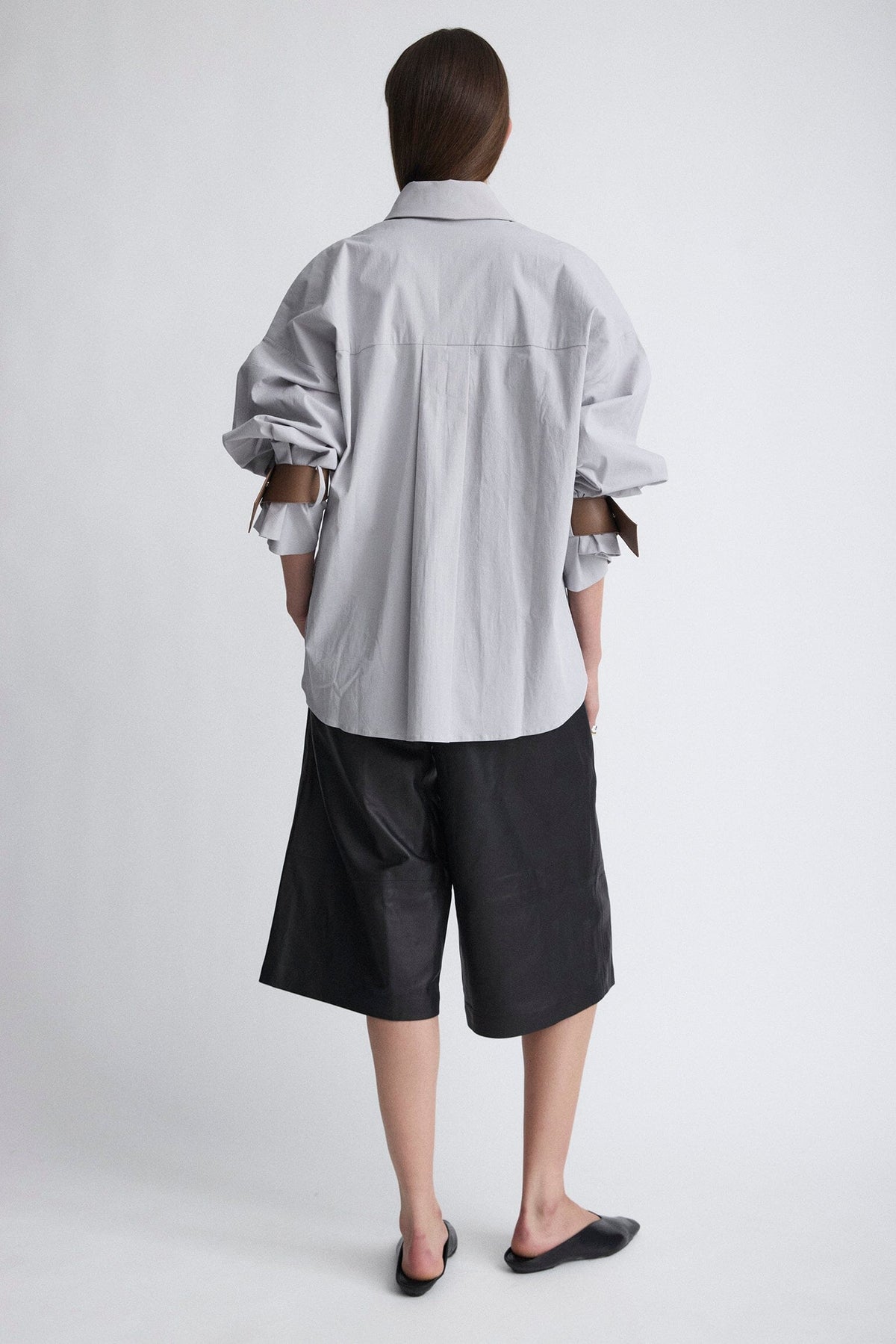 Camisa oversize de algodón gris con puños de cuero Shirts & blouses Miguel Marinero 