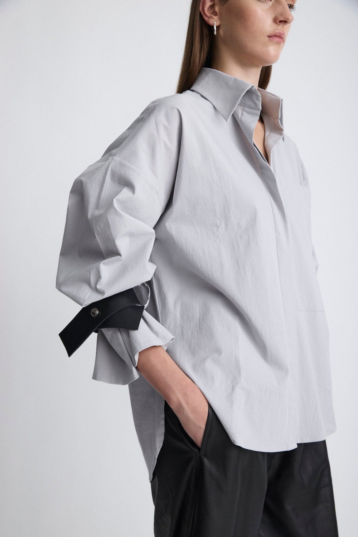 Camisa oversize de algodón gris con puños de cuero Shirts & blouses Miguel Marinero 
