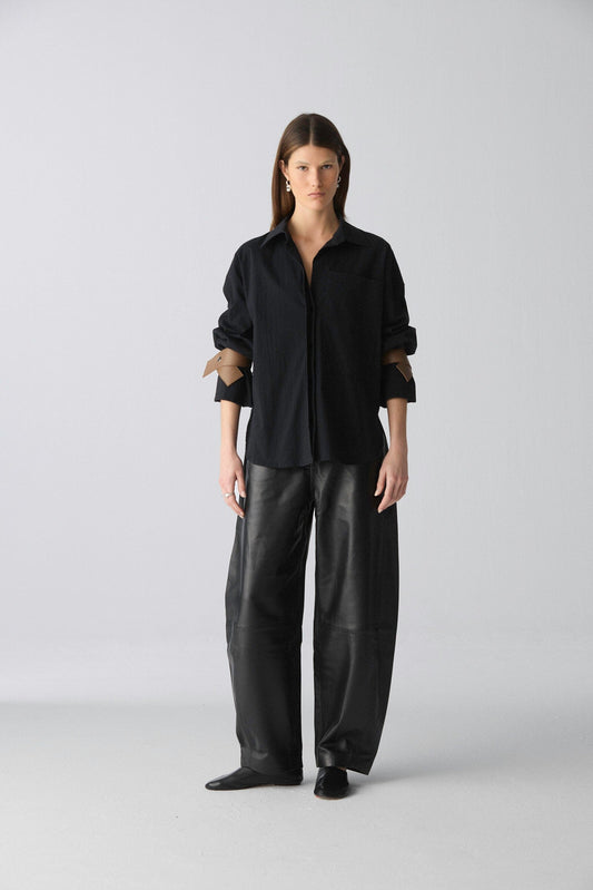 Camisa oversize de algodón negro con puños de cuero Shirts & Tops Miguel Marinero 