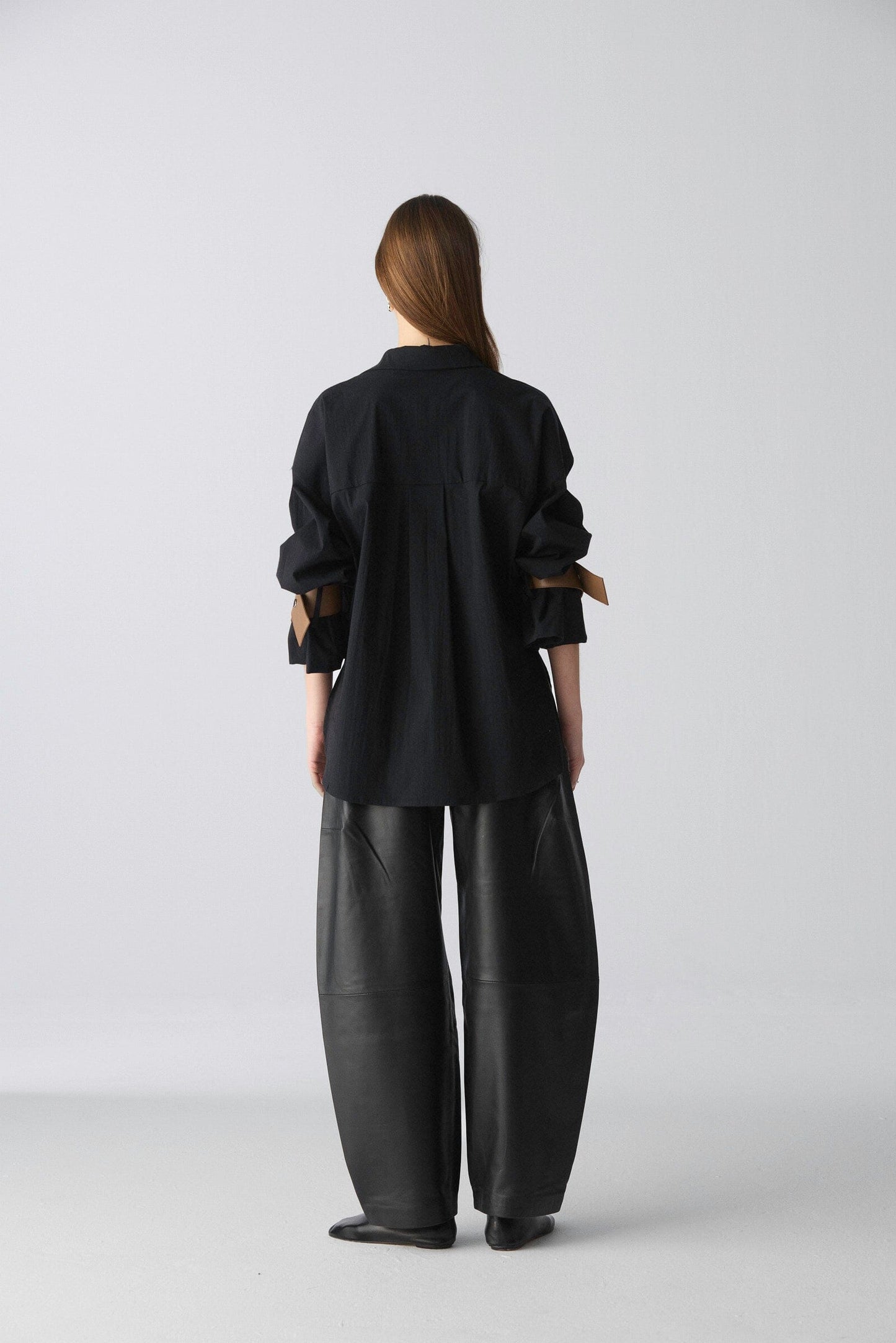 Camisa oversize de algodón negro con puños de cuero Shirts & Tops Miguel Marinero 