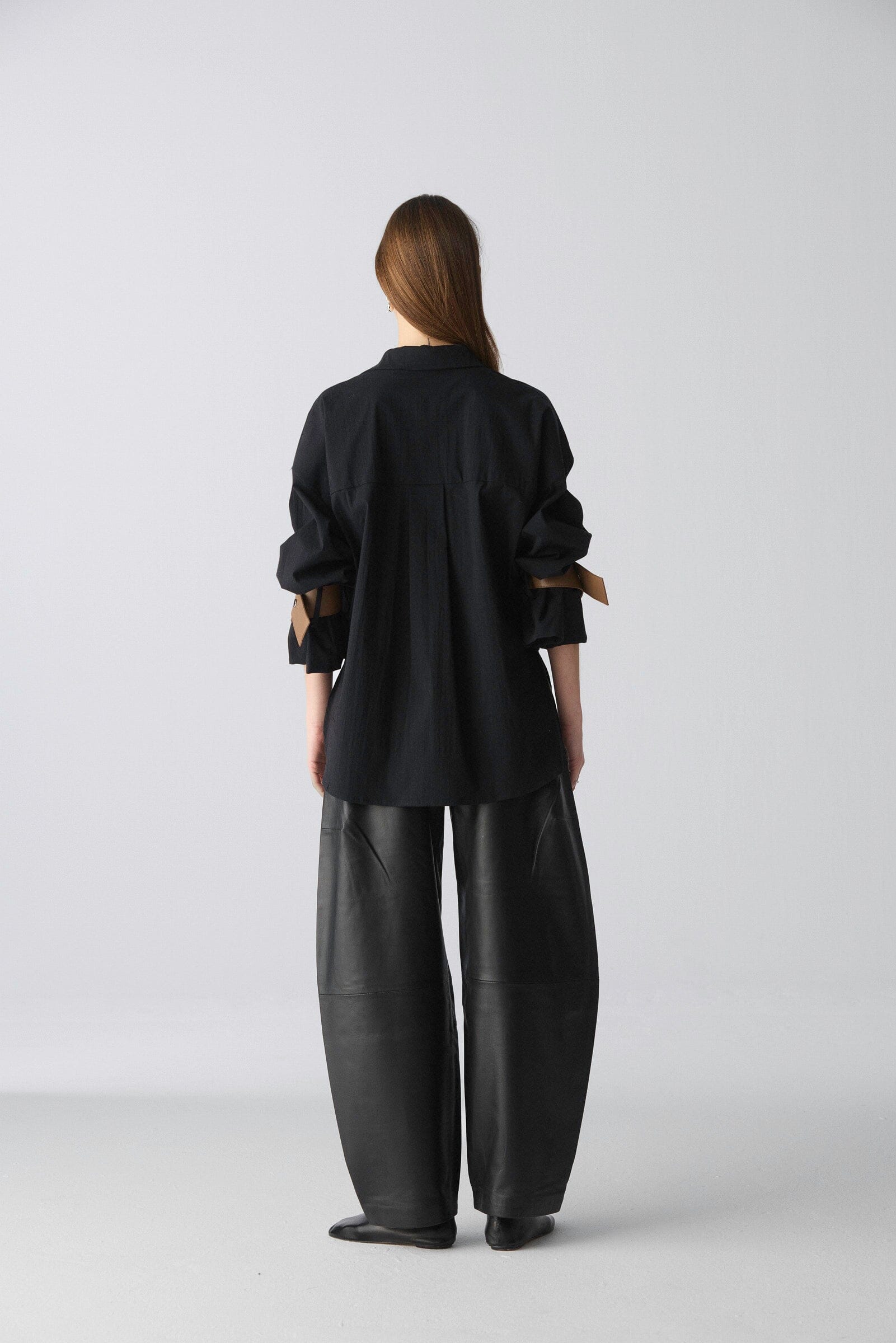 Camisa oversize de algodón negro con puños de cuero Shirts & Tops Miguel Marinero 