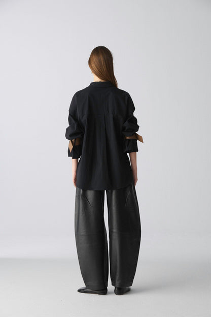 Camisa oversize de algodón negro con puños de cuero Shirts & Tops Miguel Marinero 