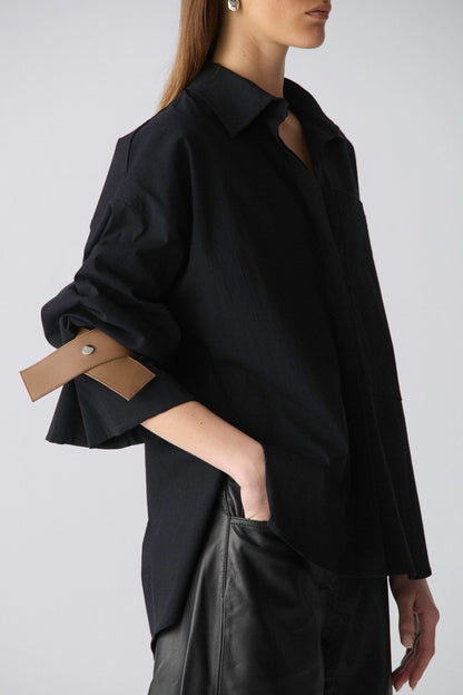 Camisa oversize de algodón negro con puños de cuero Shirts & Tops Miguel Marinero 