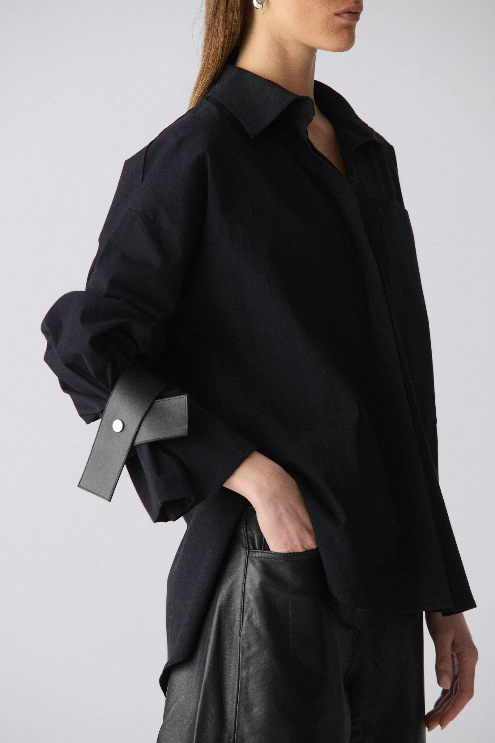 Camisa oversize de algodón negro con puños de cuero Shirts & Tops Miguel Marinero 