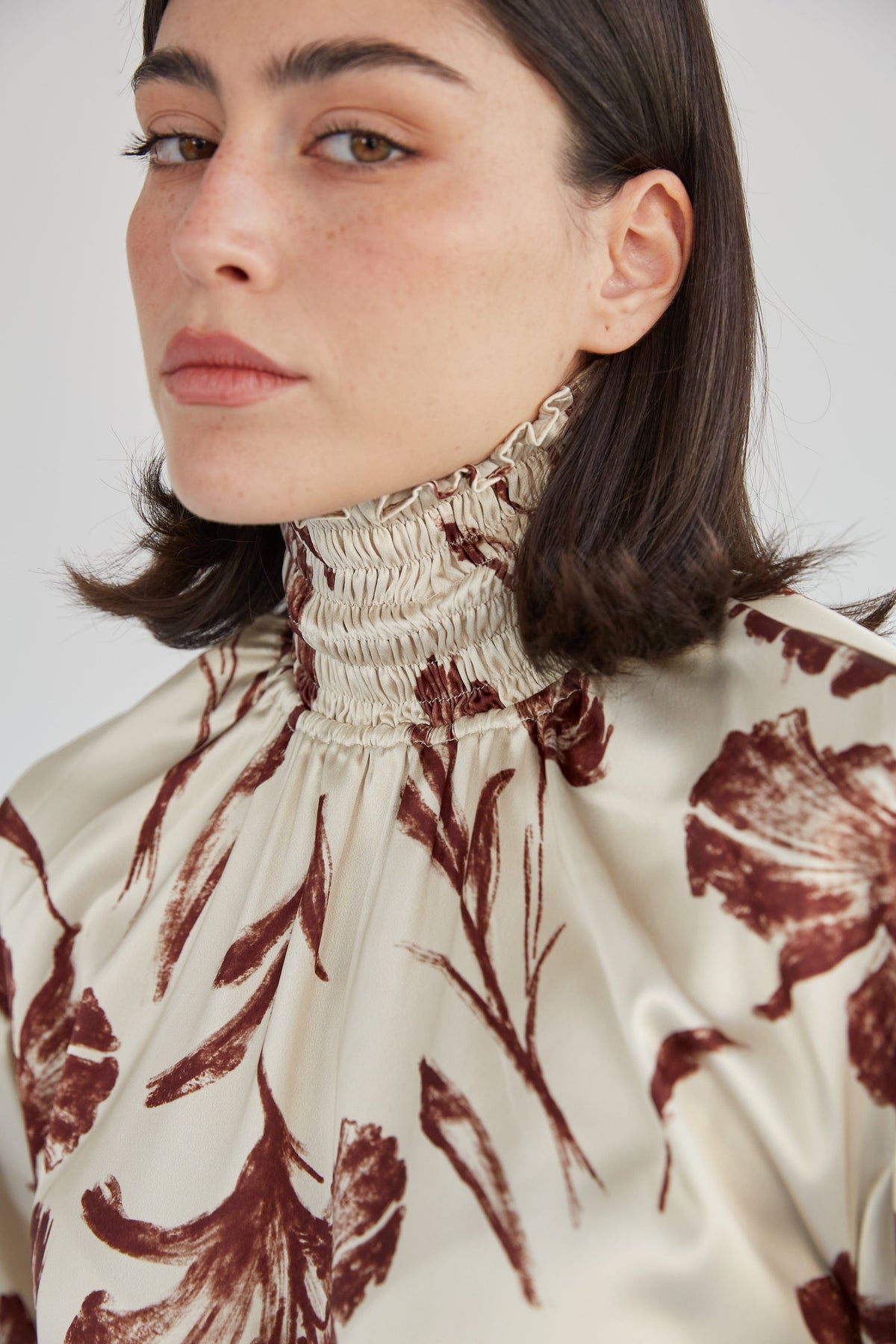 Camisa Soco Flores Beis · Julise Magon · vista 3
