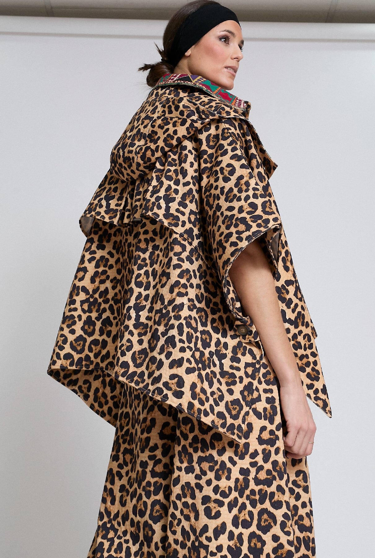 Capa Corta Leopardo Coats Zaitegui Studio 