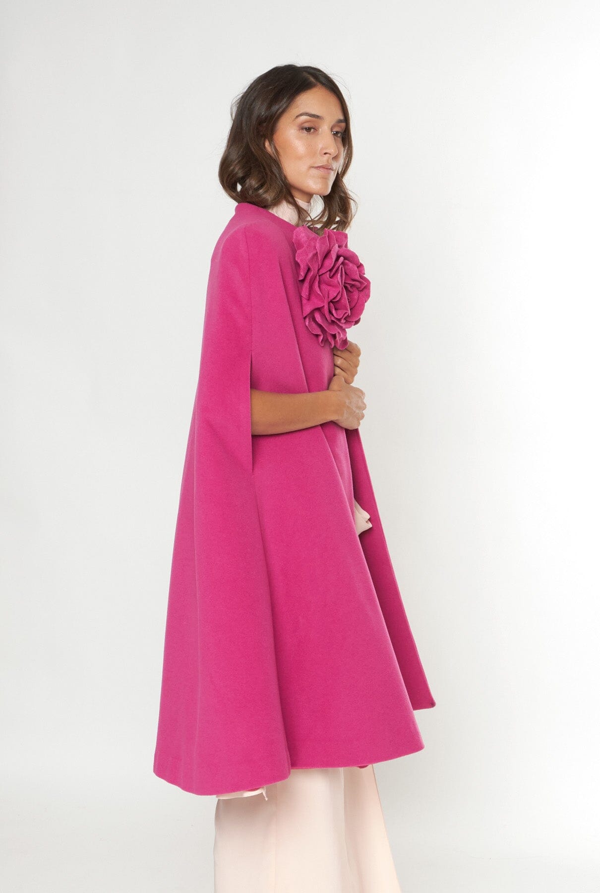 Capa de lana cashmere fucsia con flor Capes & shawls Malne 