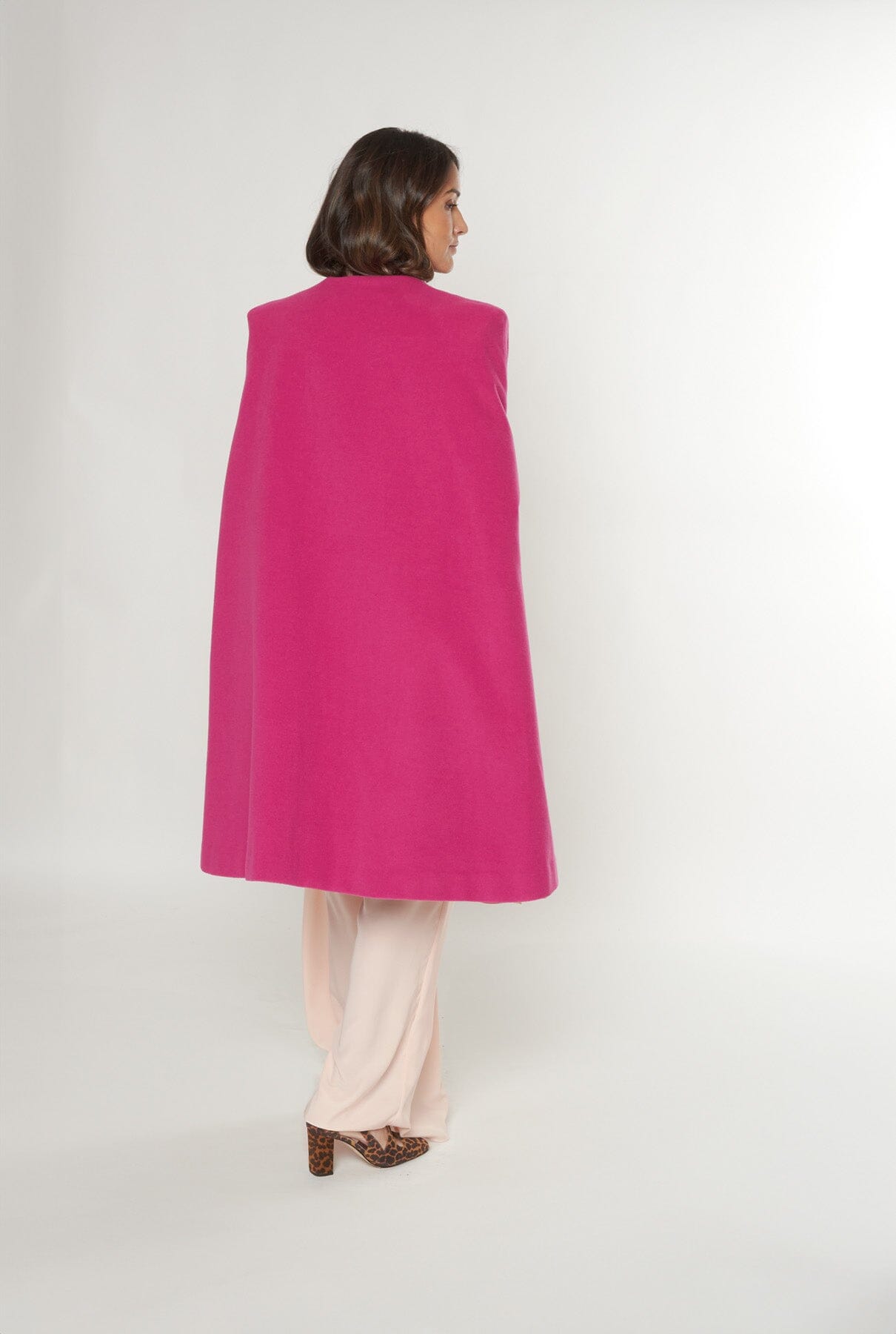 Capa de lana cashmere fucsia con flor Capes & shawls Malne 