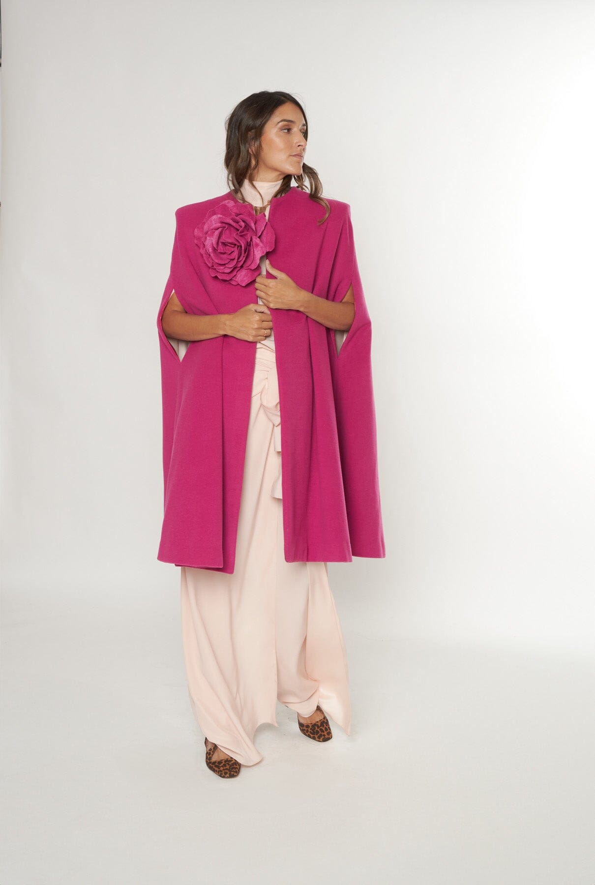 Capa de lana cashmere fucsia con flor Capes & shawls Malne 