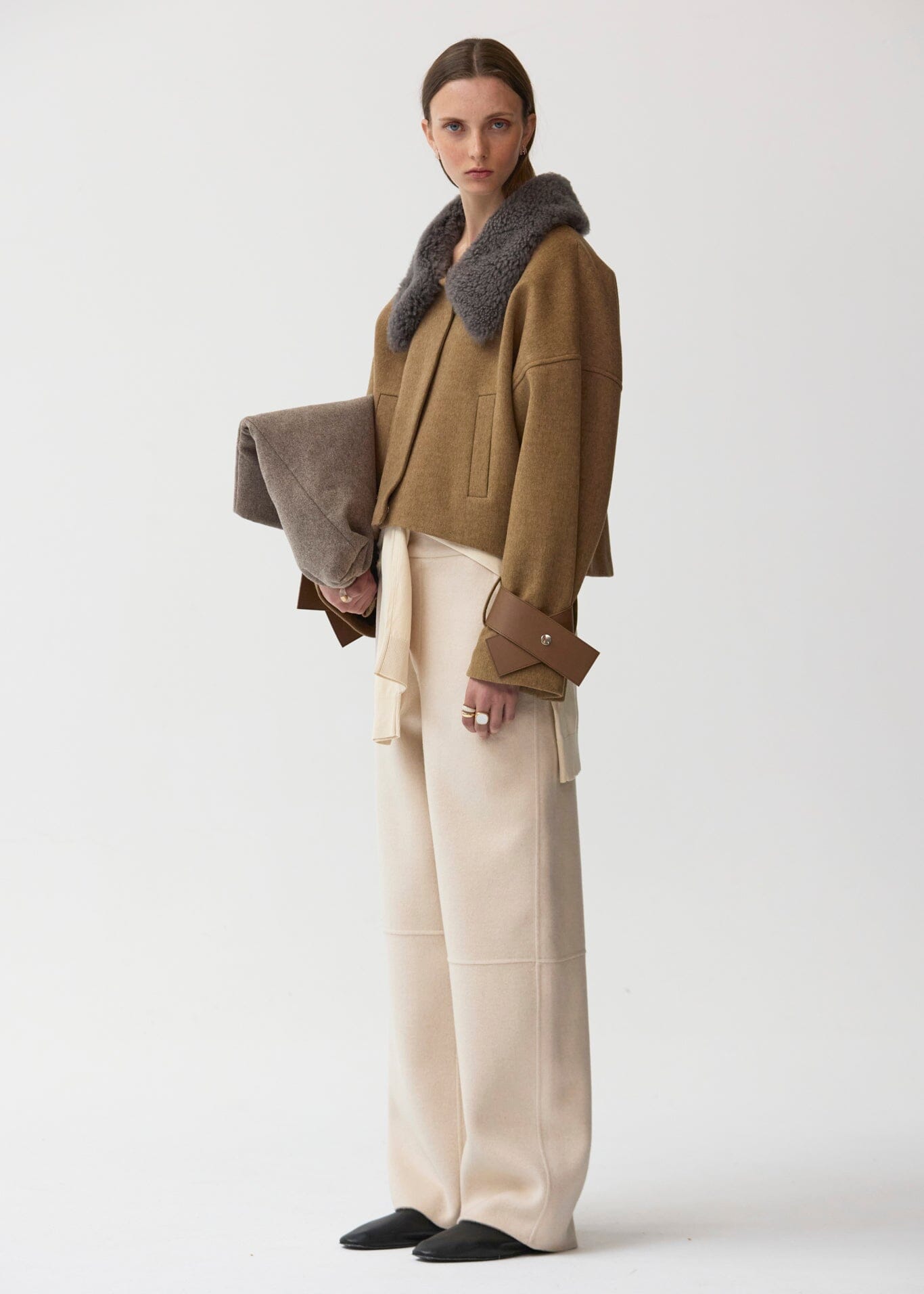 Chaqueta corta de lana y pelo beige Miguel Marinero 