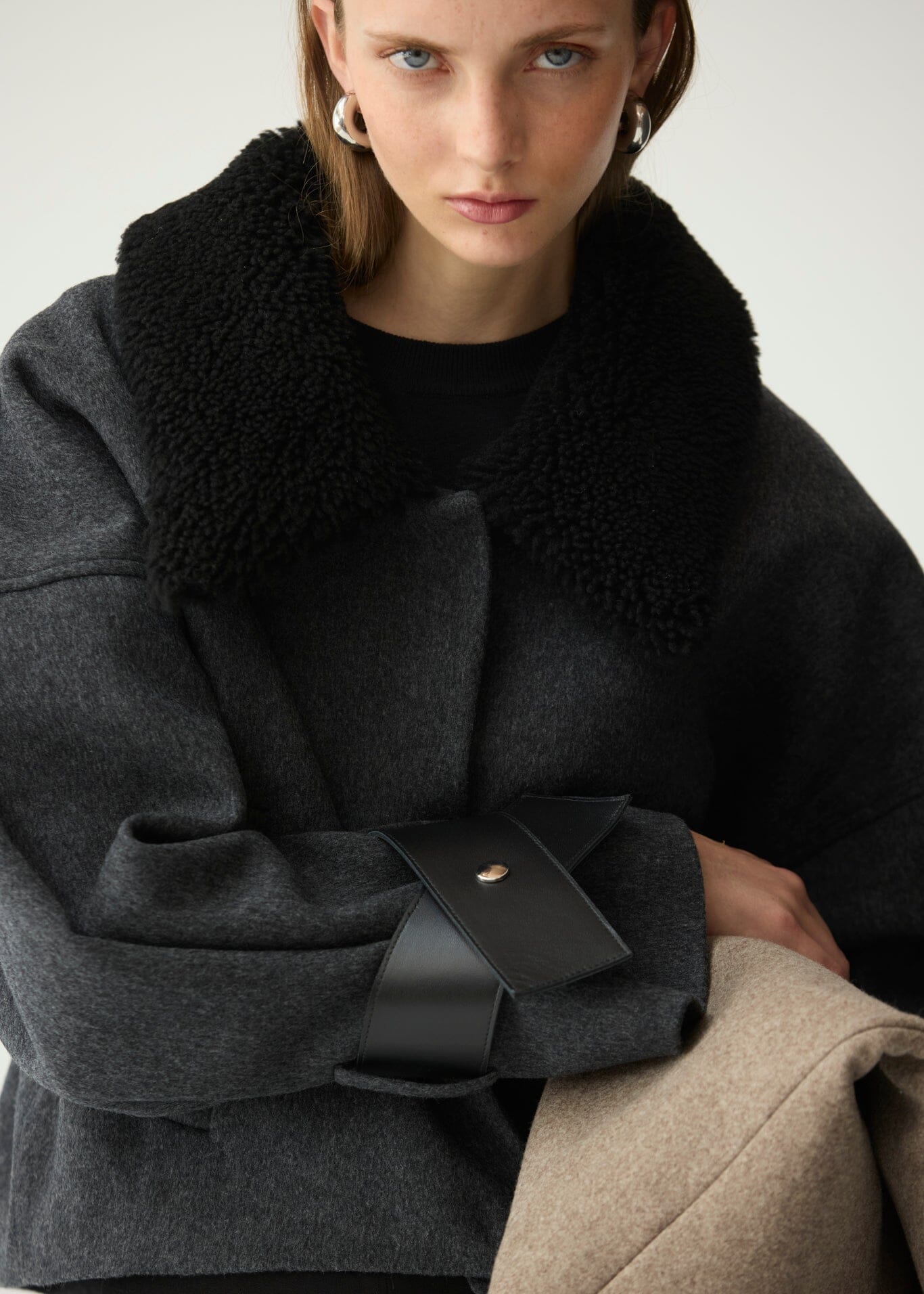 Chaqueta corta de lana y pelo gris Miguel Marinero 