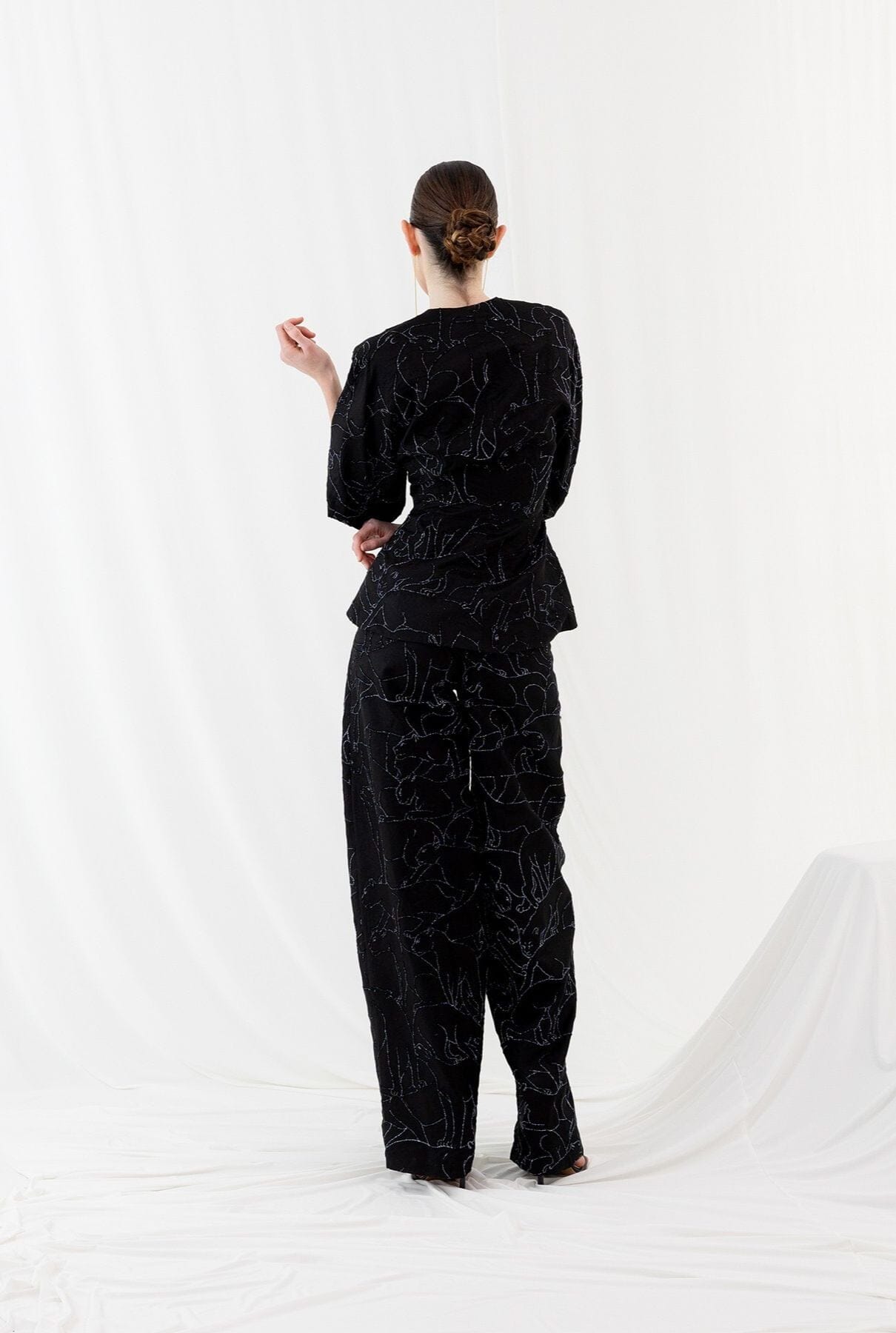 Conjunto Raíces de Luz Negro Trousers Claro Couture 