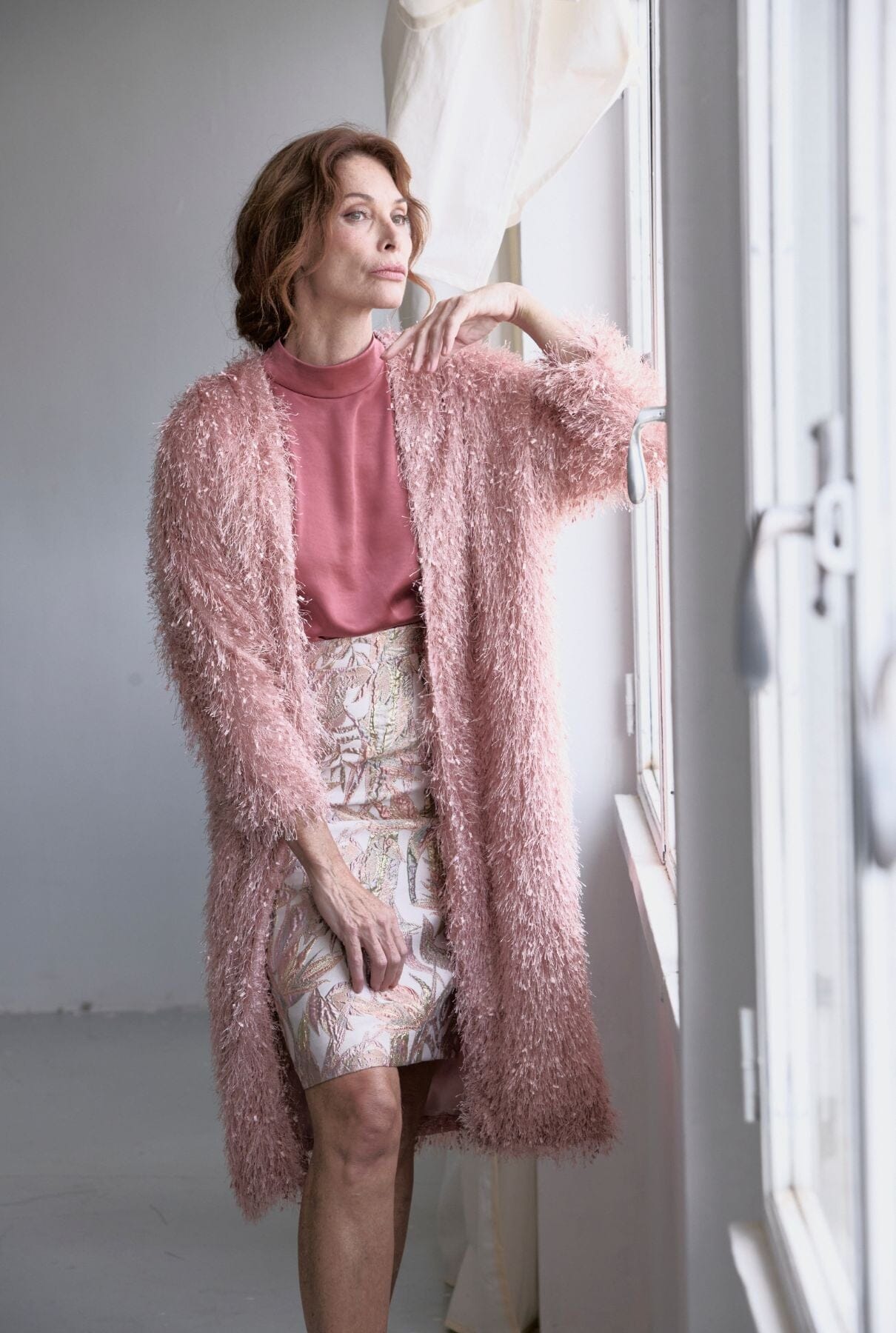 Conjunto top Catherine satén nude, falda Garbo jaquard y kimono Joan plumitas Dresses Duyos 