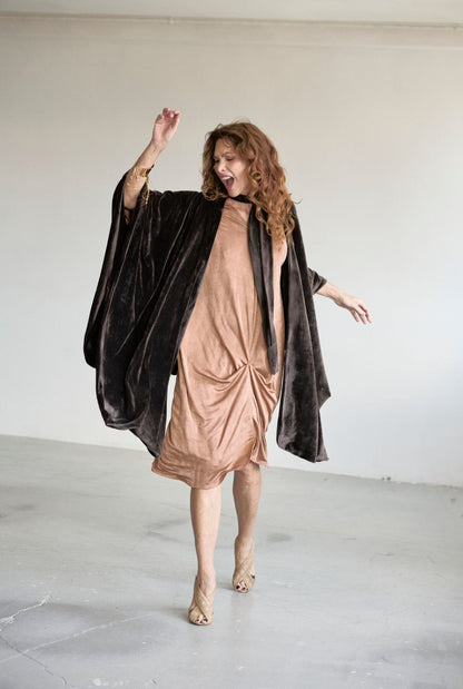 Conjunto vestido Liz beige y capa Diana chocolate Dresses Duyos 