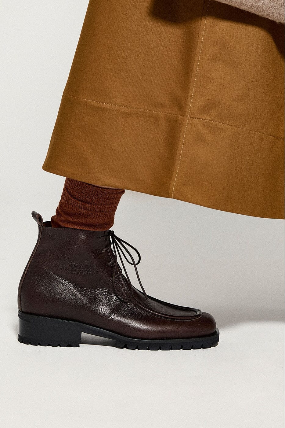 ERA MARRON OSCURO Booties Naguisa 