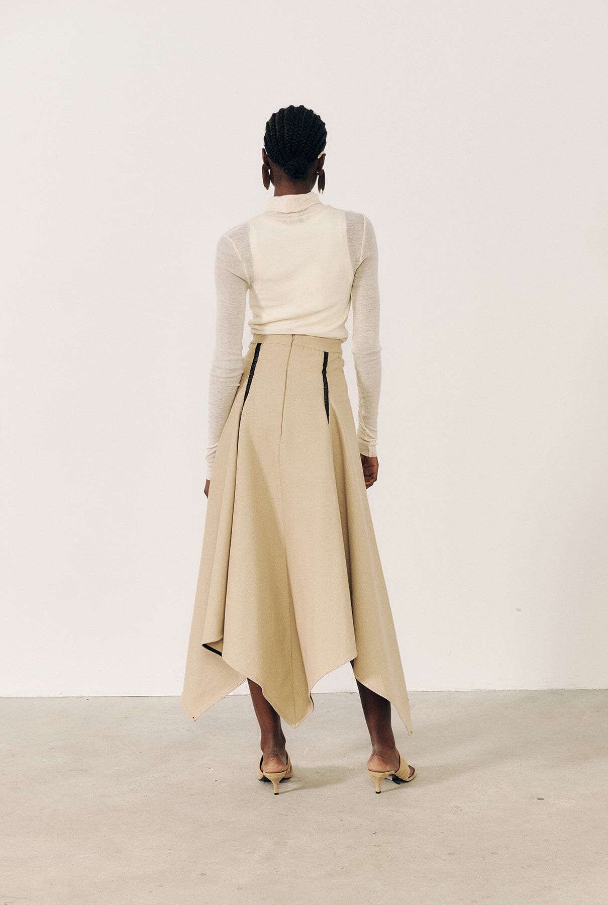 Falda con cortes beige Skirts E.R.A.X. 