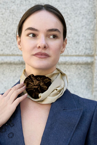 GARGANTILLA DE FLOR DE TERCIOPELO Y PAÑUELO ORGANZA CAPTIÓNICA BEIGE Necklaces Coterelle 