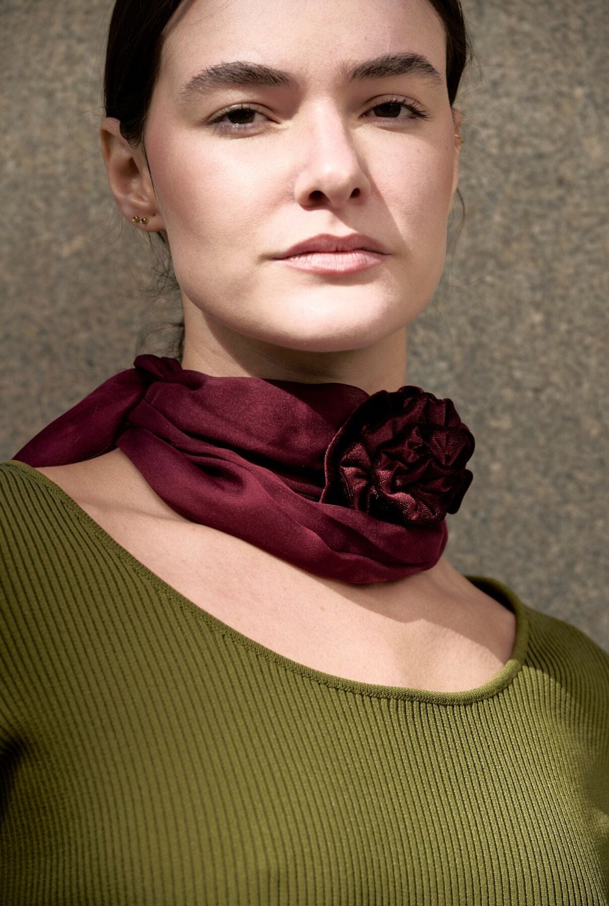 GARGANTILLA DE FLOR DE TERCIOPELO Y PAÑUELO ORGANZA DE SEDA BURDEOS Necklaces Coterelle 