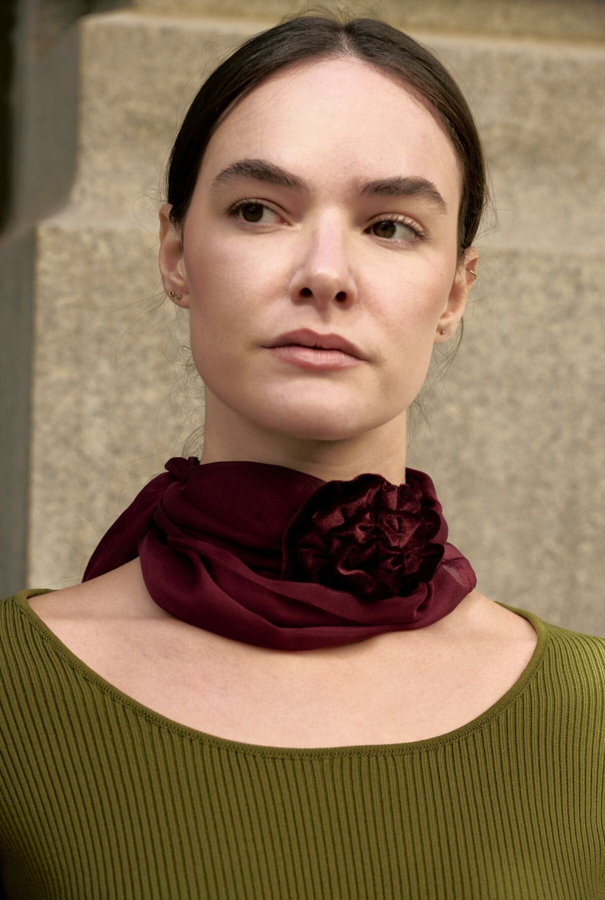 GARGANTILLA DE FLOR DE TERCIOPELO Y PAÑUELO ORGANZA DE SEDA BURDEOS Necklaces Coterelle 