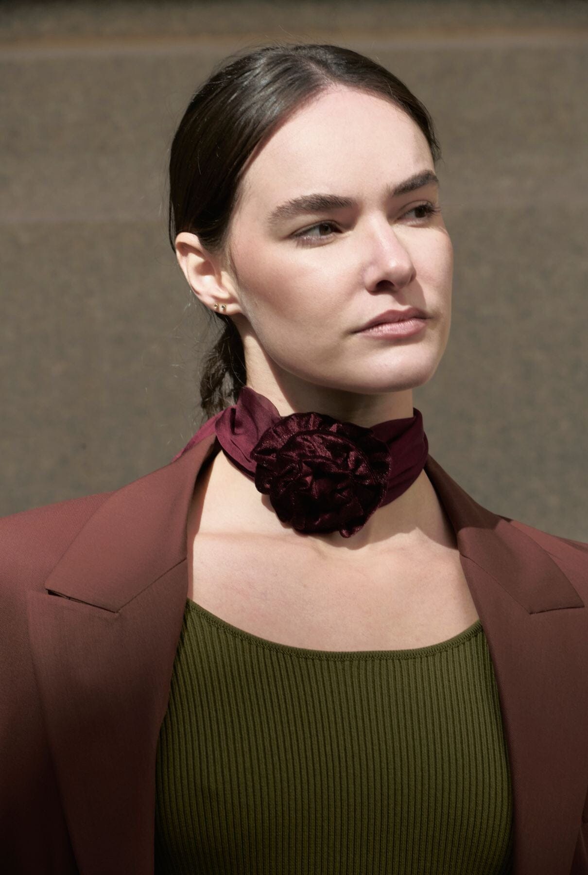 GARGANTILLA DE FLOR DE TERCIOPELO Y PAÑUELO ORGANZA DE SEDA BURDEOS Necklaces Coterelle 