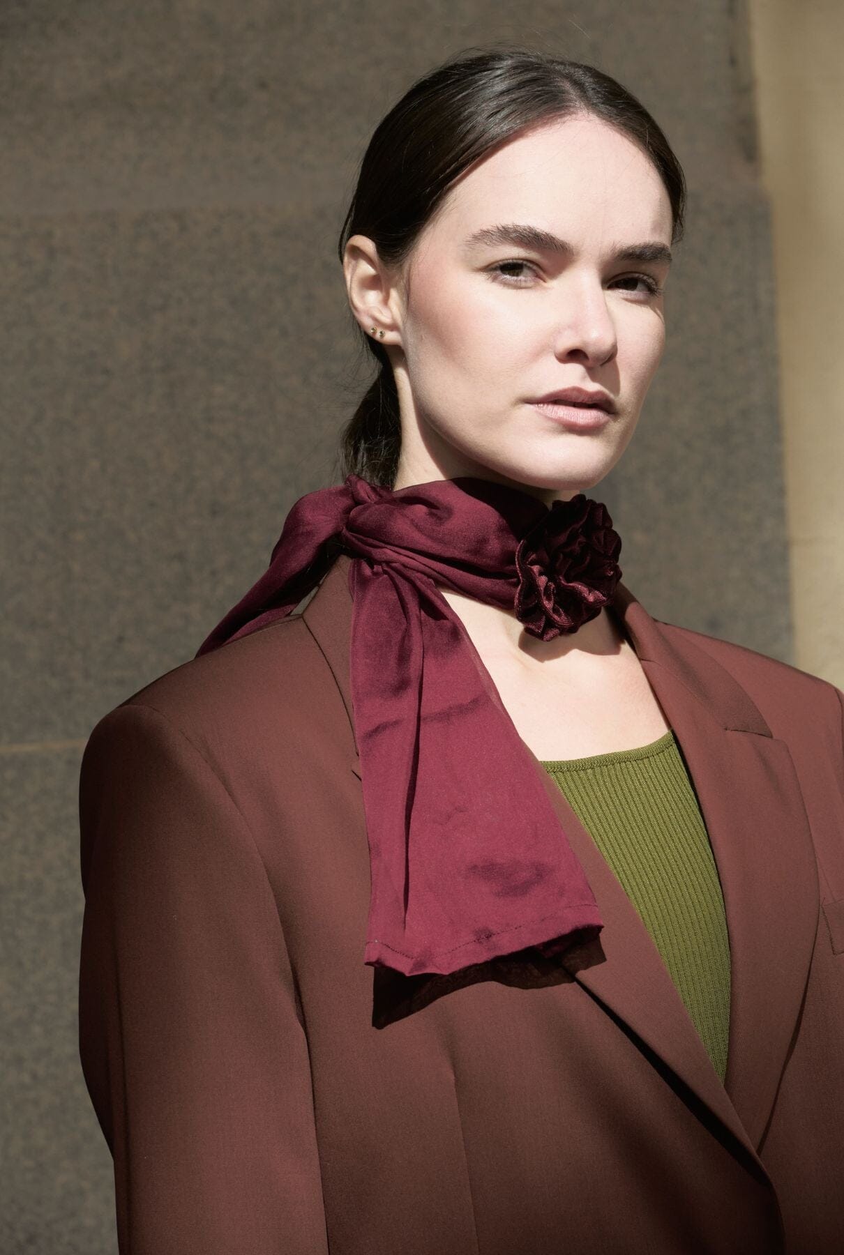 GARGANTILLA DE FLOR DE TERCIOPELO Y PAÑUELO ORGANZA DE SEDA BURDEOS Necklaces Coterelle 