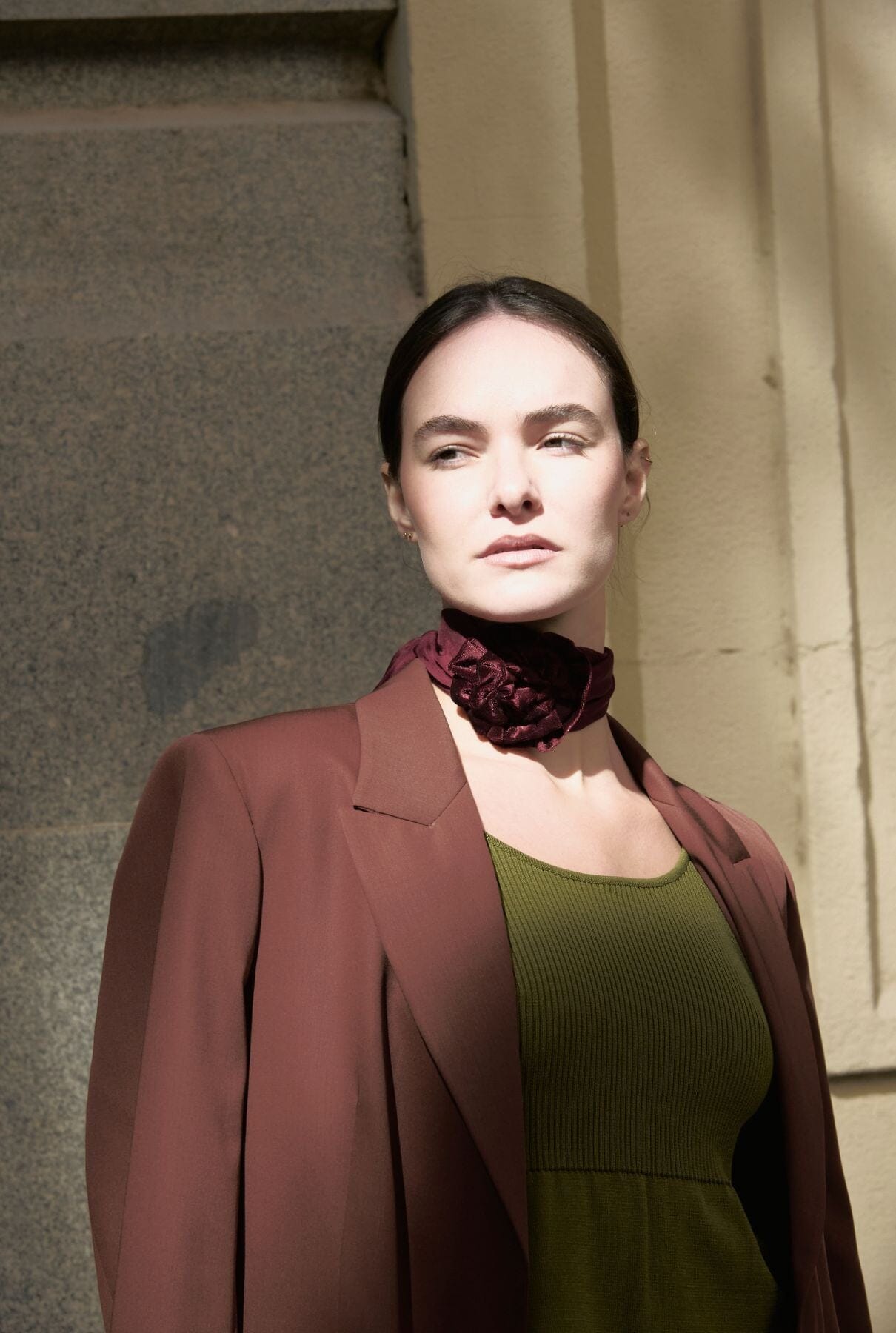 GARGANTILLA DE FLOR DE TERCIOPELO Y PAÑUELO ORGANZA DE SEDA BURDEOS Necklaces Coterelle 