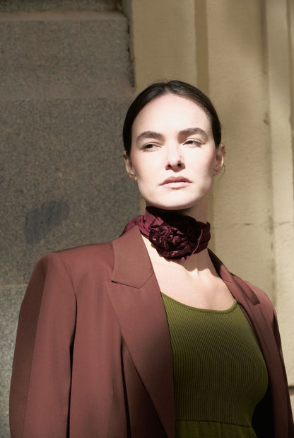 GARGANTILLA DE FLOR DE TERCIOPELO Y PAÑUELO ORGANZA DE SEDA BURDEOS Necklaces Coterelle 