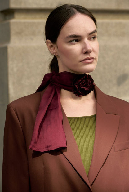 GARGANTILLA DE FLOR DE TERCIOPELO Y PAÑUELO ORGANZA DE SEDA BURDEOS Necklaces Coterelle 