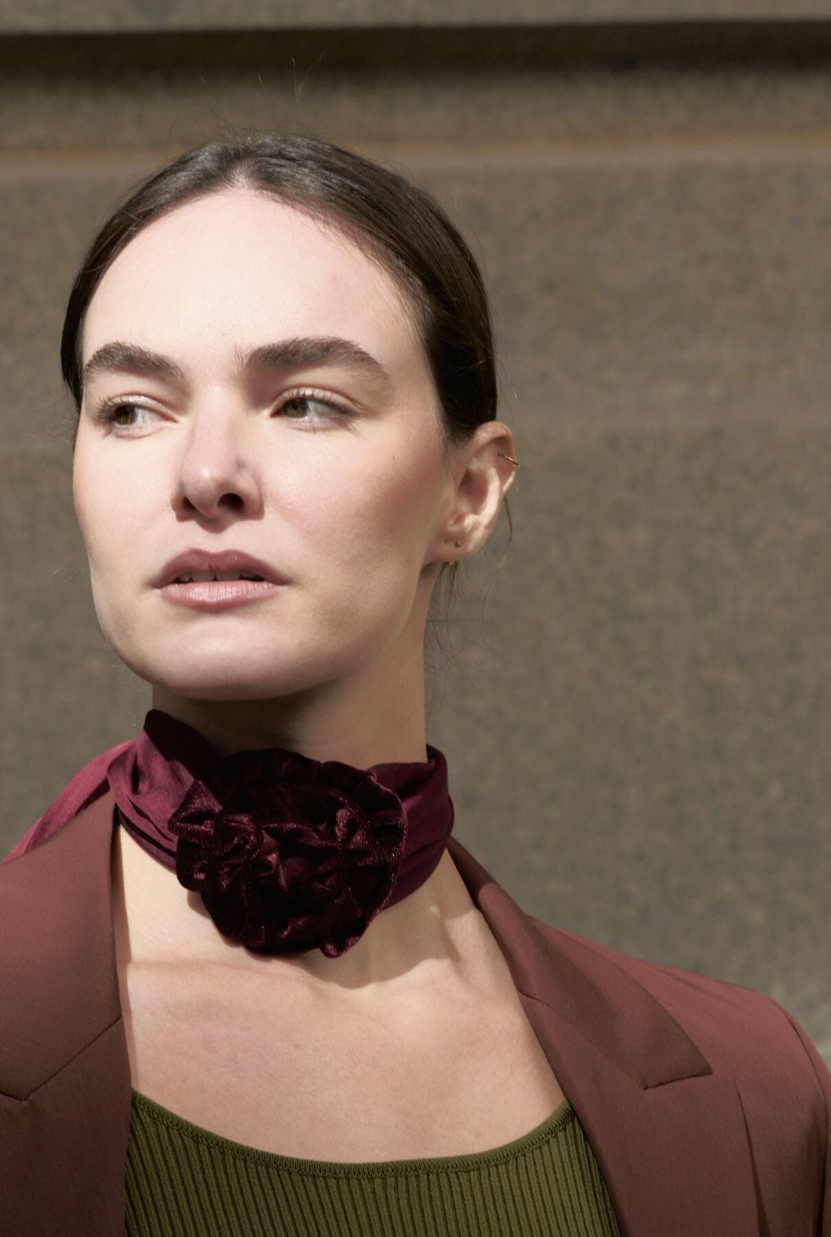 GARGANTILLA DE FLOR DE TERCIOPELO Y PAÑUELO ORGANZA DE SEDA BURDEOS Necklaces Coterelle 