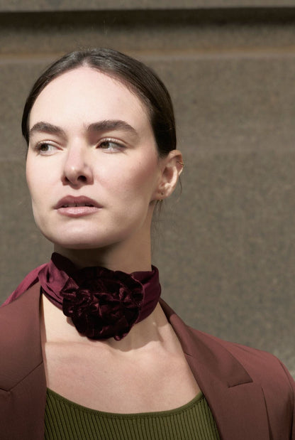 GARGANTILLA DE FLOR DE TERCIOPELO Y PAÑUELO ORGANZA DE SEDA BURDEOS Necklaces Coterelle 