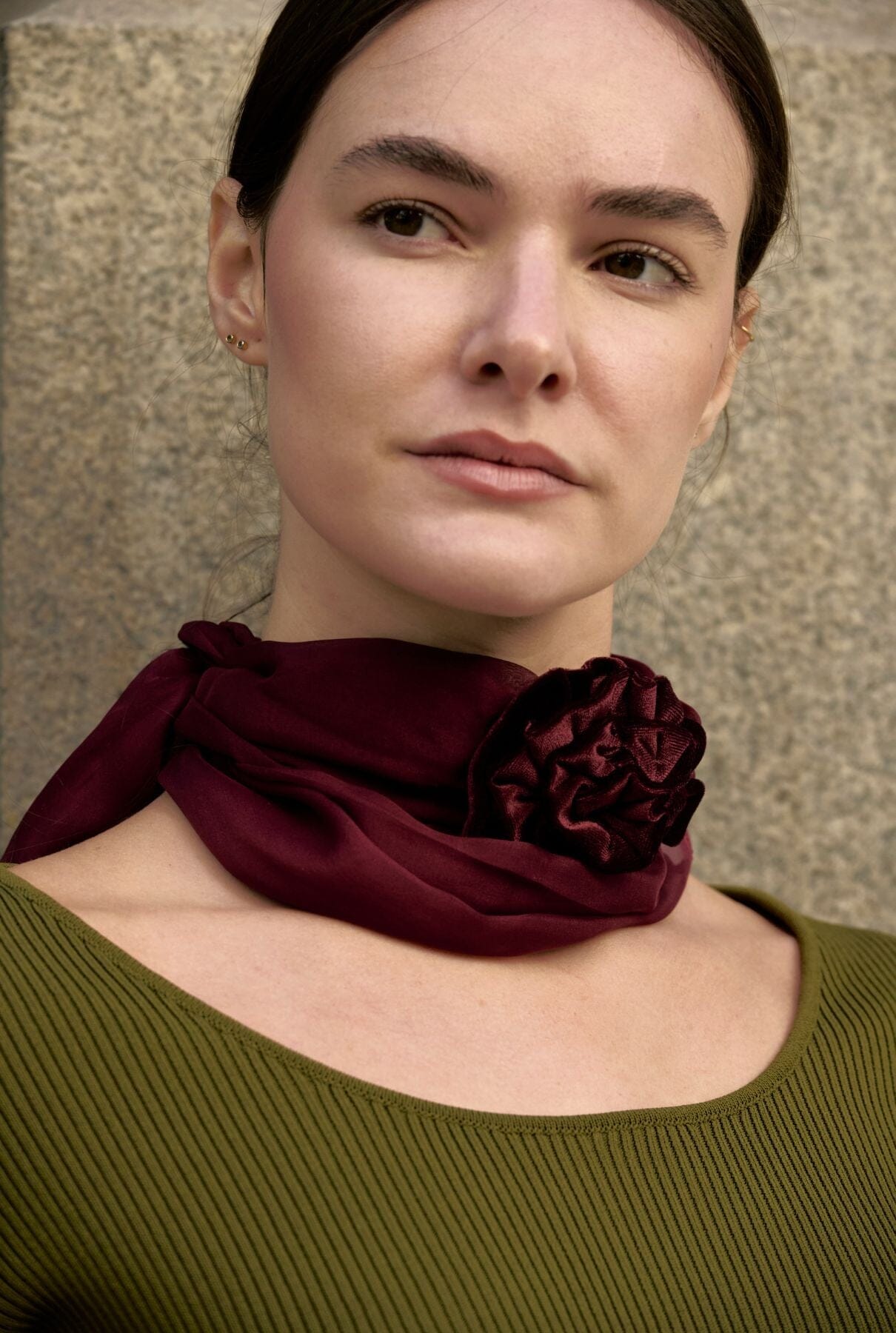 GARGANTILLA DE FLOR DE TERCIOPELO Y PAÑUELO ORGANZA DE SEDA BURDEOS Necklaces Coterelle 