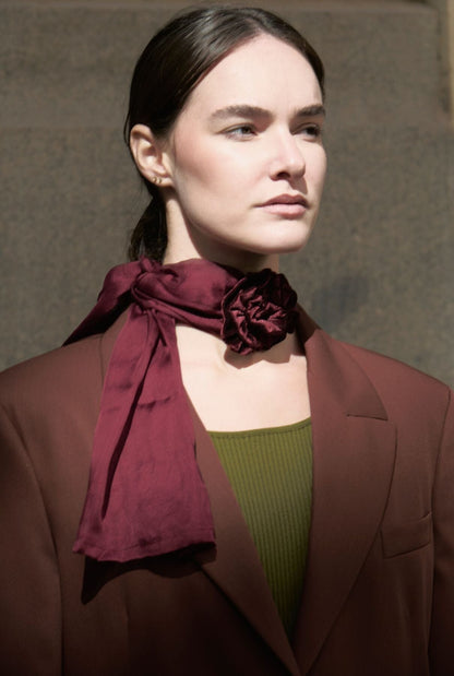 GARGANTILLA DE FLOR DE TERCIOPELO Y PAÑUELO ORGANZA DE SEDA BURDEOS Necklaces Coterelle 