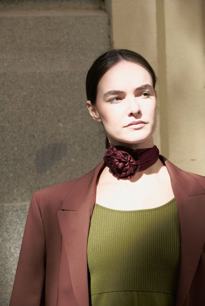 GARGANTILLA DE FLOR DE TERCIOPELO Y PAÑUELO ORGANZA DE SEDA BURDEOS Necklaces Coterelle 