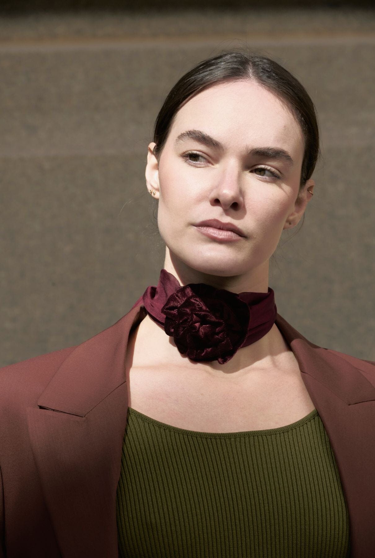 GARGANTILLA DE FLOR DE TERCIOPELO Y PAÑUELO ORGANZA DE SEDA BURDEOS Necklaces Coterelle 