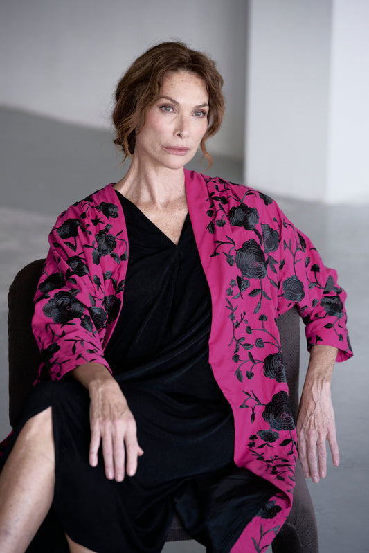 JOAN KIMONO FLORES BORDADAS FUCSIA Y NEGRO Robe Duyos 