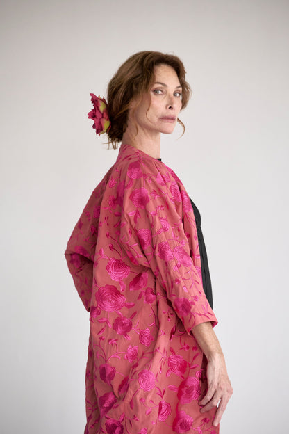 JOAN KIMONO FLORES BORDADAS MAQUILLAJE Y FUCSIA Robe Duyos 