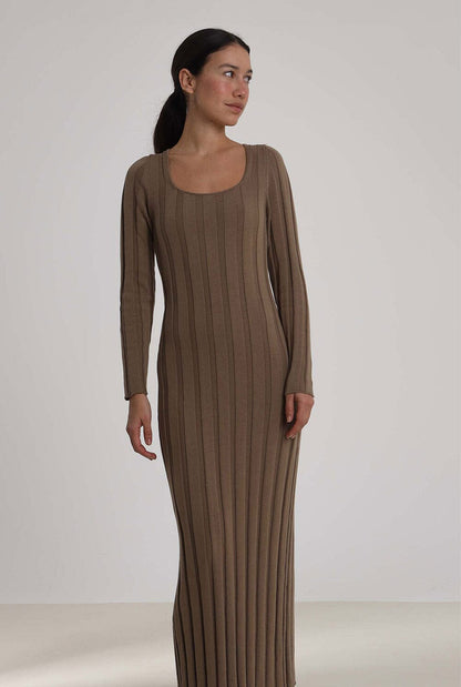 KNIT DRESS: SAND Dresses The Villã Concept 