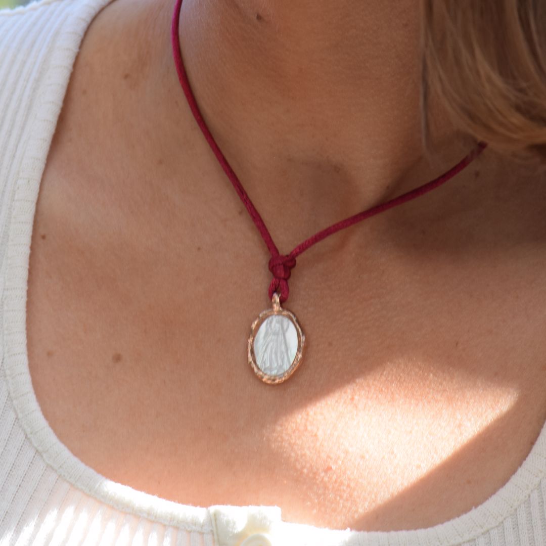 Medalla Virgen Milagrosa Nácar Oro Rosa 18k Necklaces Elena Carrera 