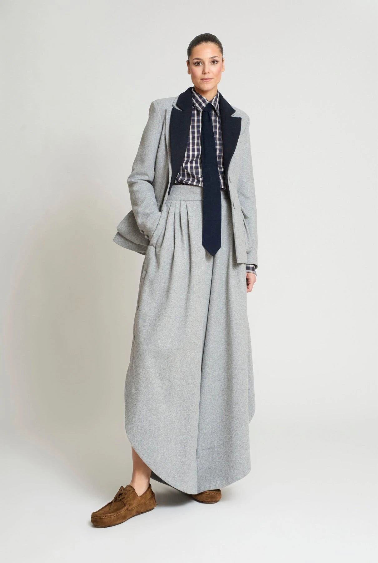 PANTALON TULIPAN GRIS Trousers Zaitegui Studio 