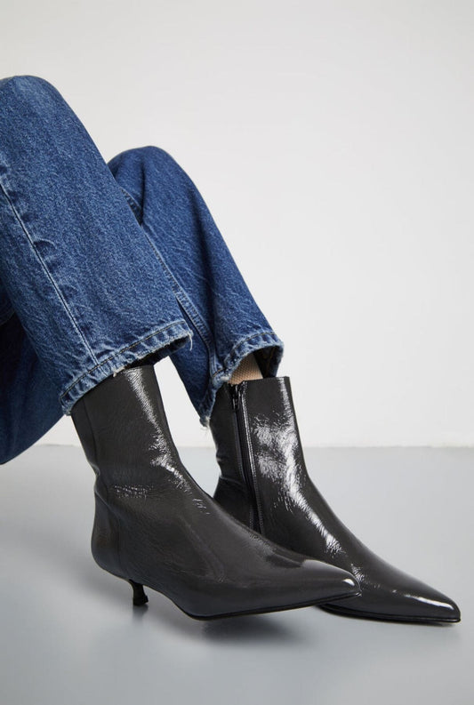 Paula Ankle Boots in Grey Patent Leather Booties AUGUSTA 