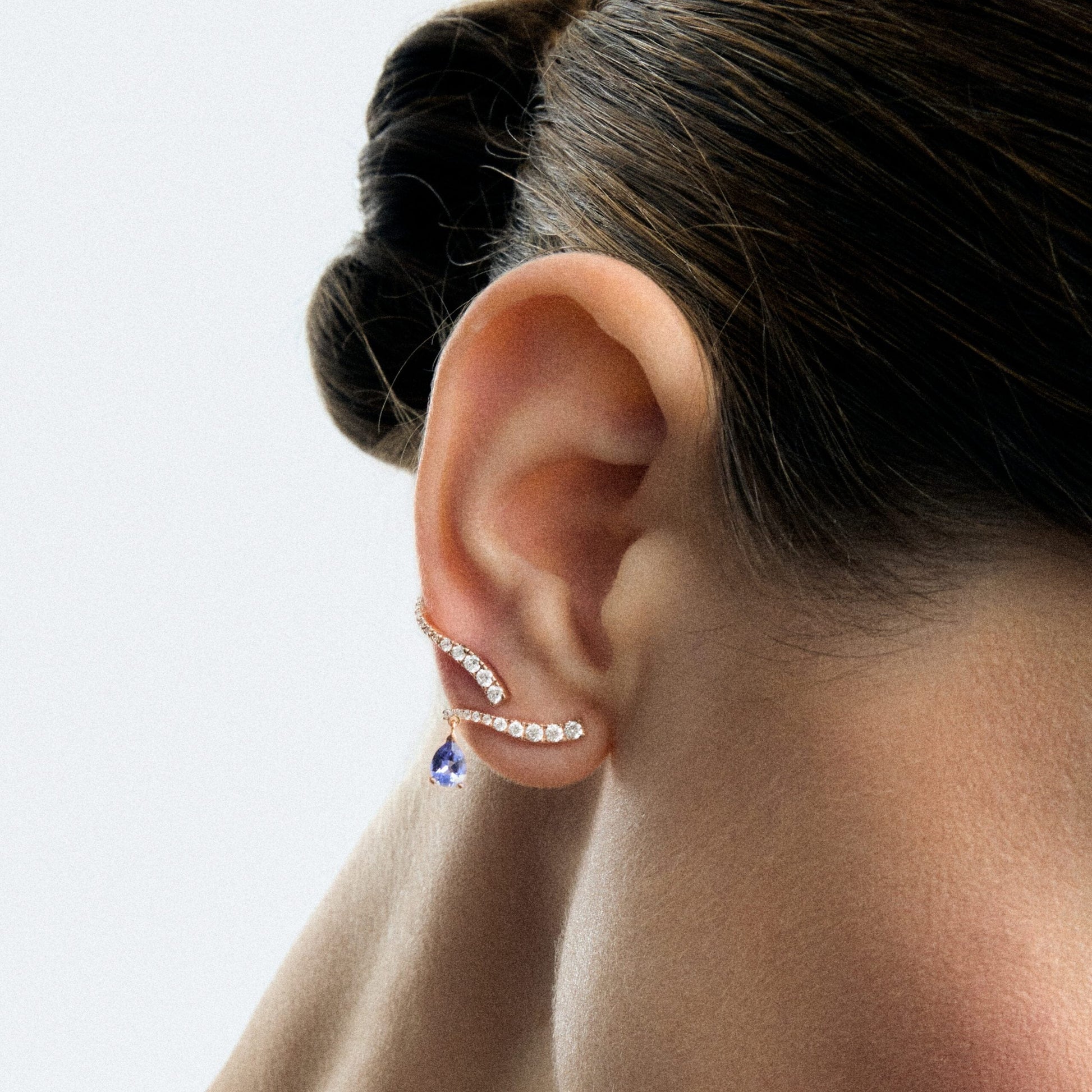 Pendiente Sasa Crawler Tanzanita Earrings Gold & Roses 