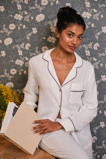 Pijama Largo Bambula Blanco con vivo marrón chocolate Pijama de mujer Vicky Bargalló 