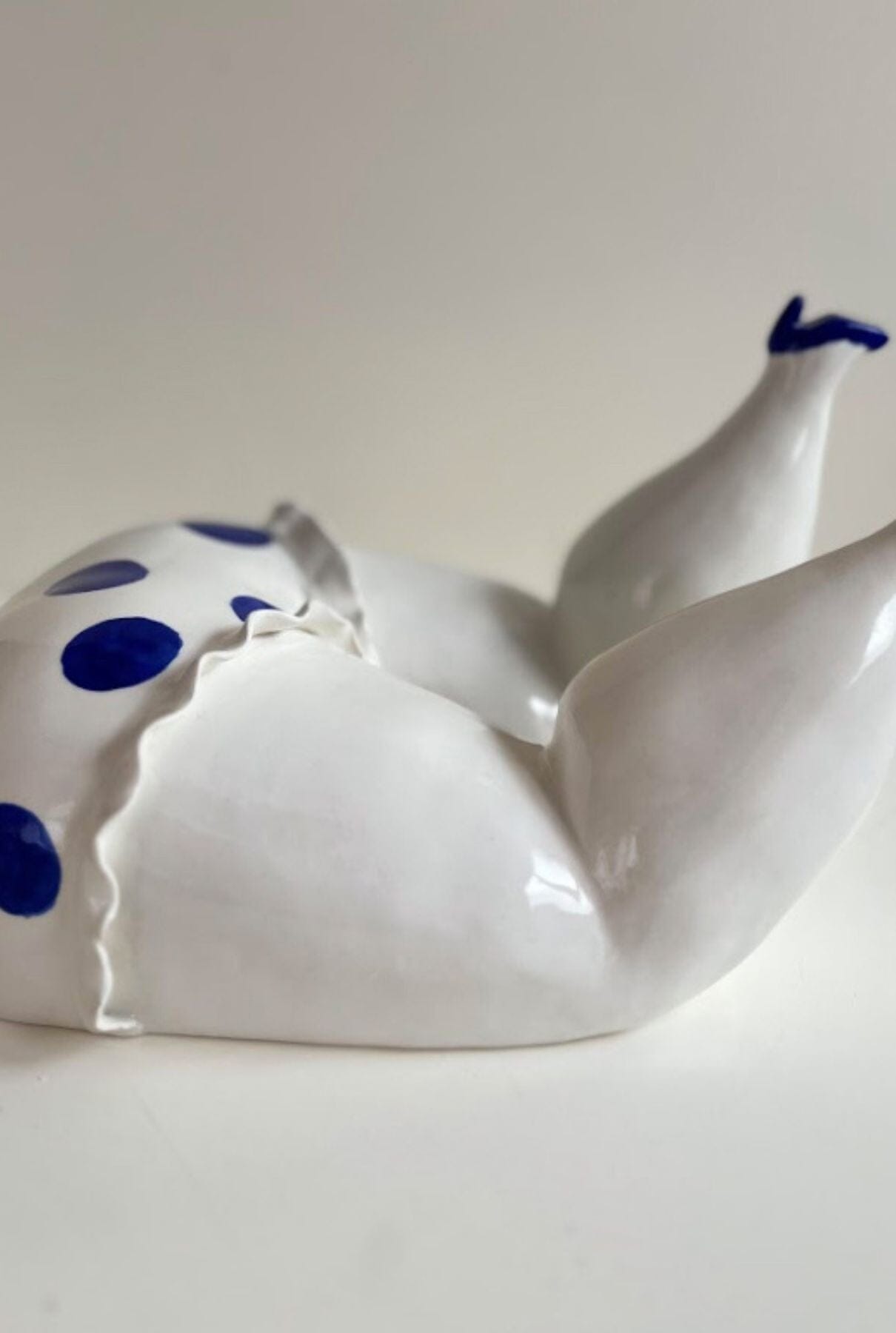 Señora con braga y tacones - Lunares azules Sculptures Nohaymapas 