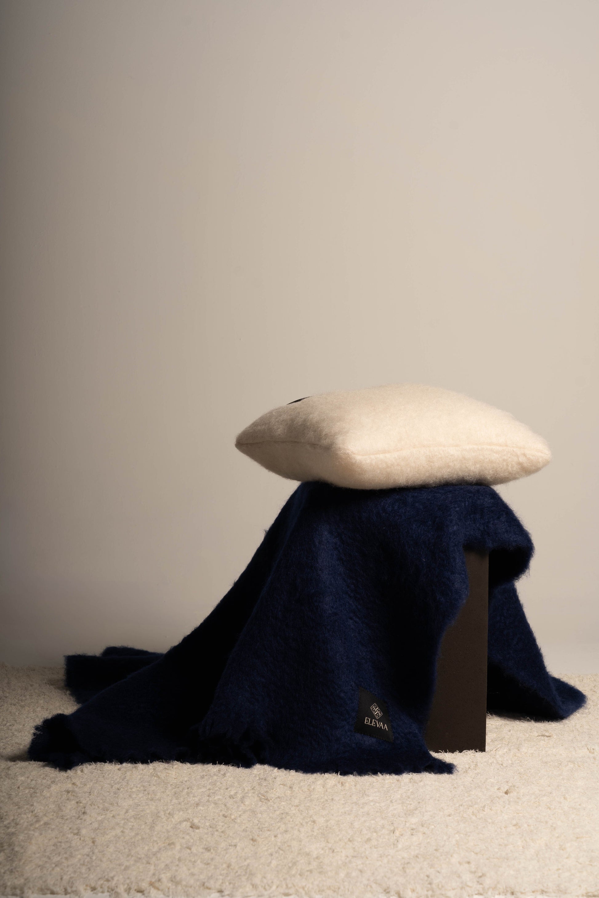 Set Cojín y Manta Cushions ELEVAA Azul Noche 