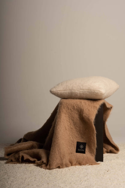 Set Cojín y Manta Cushions ELEVAA Mocha Mousse 